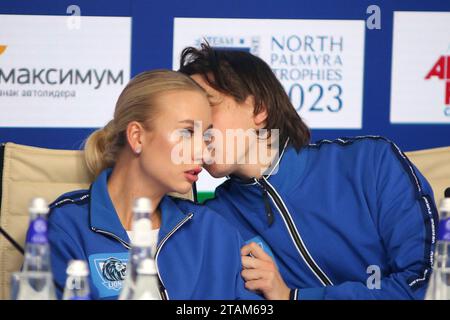 Sankt Petersburg, Russland. Dezember 2023. Anastasia Potapova (L) und Alexander Schewtschenko (R), bei einer Pressekonferenz zu den North Palmyra Trophies - International Team Exhibition Tennis Tournament in der KSK Arena, in der St. Petersburg, Russland. (Foto: /SIPA USA) Credit: SIPA USA/Alamy Live News Stockfoto