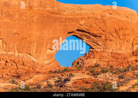 Sonnenuntergang auf dem North Window Arch im Windows-Abschnitt des Arches National Park in Utah. Stockfoto