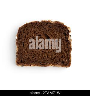 Eine Scheibe Roggenbrot auf weißem Hintergrund, Blick von oben, frisches köstliches hausgemachtes gesundes Backen Stockfoto