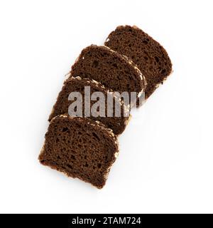 Vier Scheiben Roggenbrot isoliert auf weißem Hintergrund, Blick von oben, frisches köstliches hausgemachtes gesundes Backen Stockfoto