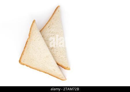 Geschnittenes Brot, das in Dreiecke geschnitten wird, isoliert auf weißem Hintergrund, frisches Brot zum Frühstück oder Mittagessen, zwei Brotstücke für Sandwich oder Spiegelei Stockfoto