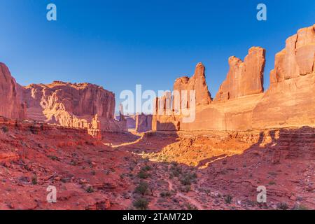 Abendlicht auf Sandsteinfelsen in der 'Park Avenue' im Arches National Park in Utah. Stockfoto