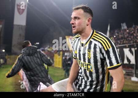 Monza, Italien. Dezember 2023. Federico Gatti von Juventus kehrt zurück, nachdem er sein spätes Tor vor den Fans während des Spiels der Serie A im Stadio Brianteo in Monza feierte. Der Bildnachweis sollte lauten: Jonathan Moscrop/Sportimage Credit: Sportimage Ltd/Alamy Live News Stockfoto