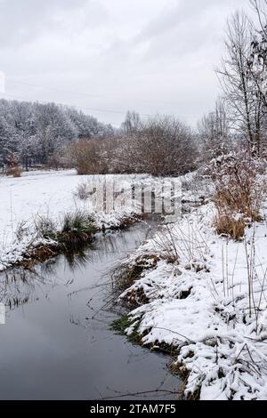 Ein Bach in der verschneiten Landschaft, schneebedeckte Landschaft, winterliche Märchenlandschaft Stockfoto