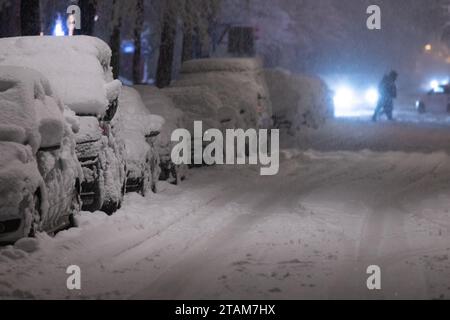 München, Deutschland. Dezember 2023. Passanten gehen über eine schneebedeckte Straße. Quelle: Sven Hoppe/dpa/Alamy Live News Stockfoto