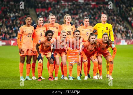 Das Nederland Team vor dem Auftakt während der England Women gegen Netherlands Women UEFA Women's Nations League am 1. Dezember 2023 im Wembley Stadium in London, England, Großbritannien Credit: Every Second Media/Alamy Live News Stockfoto