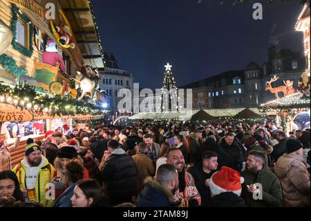 Victoria Square, Birmingham 1. Dezember 2023 - Ein riesiger Frankfurter Weihnachtsmarkt in Birmingham - am Freitagabend gingen die Nachtschwärmer in die Innenstadt von Birmingham, während die Weihnachtszeit beginnt. Mehrere wurden in Arbeitsgruppen entlang des berüchtigten Nachtlebens der Broad Street gesehen. Ein Haufen Damen trug ein weihnachtliches Kleid, darunter truthahn, Sprossen, Nordstern und mehrere Rentiere. Andere trugen Schneemänner, ein Geschenk und elf-Outfits entlang der New Street im Stadtzentrum. Hunderte packten auch auf den Frankfurter Markt am Viktoria. Des Stockfoto