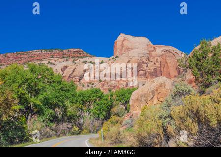 Utah 211 Scenic Byway in Utah, benannt als Indian Creek Corridor Scenic Byway, führt durch eine Landschaft aus Sandsteinfelsen und Formationen. Stockfoto