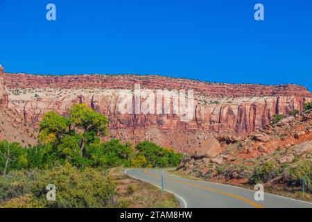 Utah 211 Scenic Byway in Utah, benannt als Indian Creek Corridor Scenic Byway, führt durch eine Landschaft aus Sandsteinfelsen und Formationen. Stockfoto