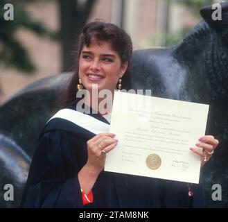 1987 schloss Brooke Shields seinen Abschluss an der Princeton University ab Foto von John Barrett/PHOTOlink Stockfoto