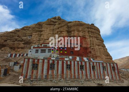 Das Dorf und die Höhlen von Thinggor nördlich von Lo Manthang, der Hauptstadt des Mustang District, Nepal Stockfoto