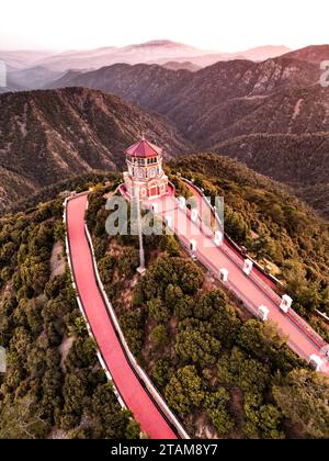 Throni liegt in den Troodos-Bergen auf Zypern und ist ein bedeutender Wallfahrtsort, der vor allem für seine spirituelle und historische Bedeutung bekannt ist. Stockfoto