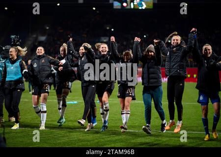 Jule Brand (Deutschland, #22), Giulia Gwinn (Deutschland, #15), Sara Doorsoun (Deutschland, Nr. 23), Sarai Linder (Deutschland, Nr. 02), Elisa Senß (Deutschland, Nr. 20), Sara Däbritz (Deutschland, #13), Sophia Kleinherne (Deutschland, #04), Merle Frohms (Deutschland, #01) und Team jubeln ueber den Sieg und bedanken sich bei Fans, GER, Deutschland (GER) vs Dänemark (DEN), UEFA Frauen Fussball Nations League, Liga A, 5. Spieltag, 01.12.2023 DFB/DFL-Vorschriften verbieten jede Verwendung von Fotografien als Bildsequenzen und/oder Quasi-Video Foto: Eibner-Pressefoto/Michael Memmler Stockfoto