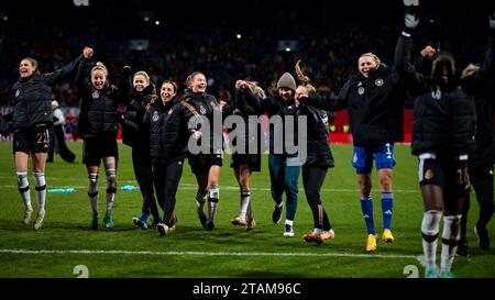 Jule Brand (Deutschland, Nr. 22), Giulia Gwinn (Deutschland, Nr. 15), Stina Johannes (Deutschland, Nr. 21), Sara Doorsoun (Deutschland, Nr. 23), Sarai Linder (Deutschland, Nr. 02), Elisa Senß (Deutschland, Nr. 20), Sara Däbritz (Deutschland, Nr. 13), Sophia Kleinherne (Deutschland, #04), Merle Frohms (Deutschland, #01) und Team jubeln ueber den Sieg und bedanken sich bei Fans, GER, Deutschland (GER) vs Dänemark (DEN), UEFA Frauen Fussball Nations League, Liga A, 5. Spieltag, 01.12.2023 DFB/DFL-Vorschriften verbieten jede Verwendung von Fotografien als Bildsequenzen und/oder Quasi-Video Foto: Eibner-Pressefoto/Michael Memmler Stockfoto