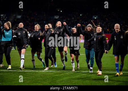 Jule Brand (Deutschland, #22), Giulia Gwinn (Deutschland, #15), Sara Doorsoun (Deutschland, Nr. 23), Sarai Linder (Deutschland, Nr. 02), Elisa Senß (Deutschland, Nr. 20), Sara Däbritz (Deutschland, #13), Sophia Kleinherne (Deutschland, #04), Merle Frohms (Deutschland, #01) und Team jubeln ueber den Sieg und bedanken sich bei Fans, GER, Deutschland (GER) vs Dänemark (DEN), UEFA Frauen Fussball Nations League, Liga A, 5. Spieltag, 01.12.2023 DFB/DFL-Vorschriften verbieten jede Verwendung von Fotografien als Bildsequenzen und/oder Quasi-Video Foto: Eibner-Pressefoto/Michael Memmler Stockfoto