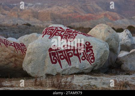 OM Mani Padme Hum im Dorf Garphu in der Nähe von Lo Manthang - Mustang District, Nepal Stockfoto