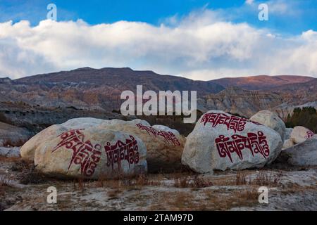 OM Mani Padme Hum im Dorf Garphu in der Nähe von Lo Manthang - Mustang District, Nepal Stockfoto