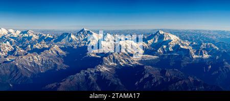 Mount Everest, der höchste Berg der Welt an der Grenze zwischen Nepal und China im Mahalangur-Himal-Untergebirge des Himalaya, von Süden aus gesehen Stockfoto