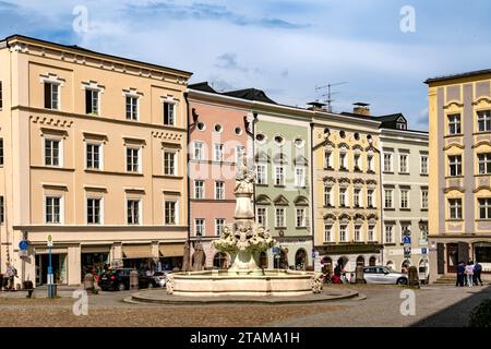 Passau, Niederbayern - DE – 6. Juni 2023 Schauen Sie Jakob Brandls Wittelsbacherbrunnen einen neobarocken Brunnen mit einer sitzenden Figur des St. Mary, mit Thre Stockfoto