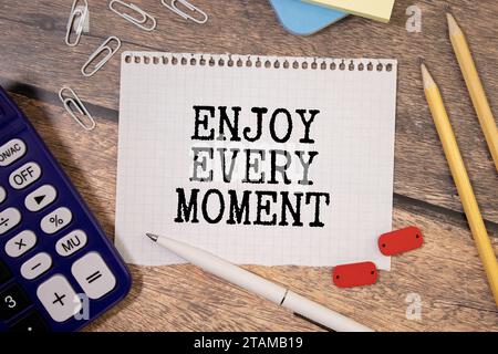 Konzeptuelle Handschriften zeigen Genießen Sie jeden Moment. Business Foto Text mit Ihrem Leben zufrieden sein .Genießen Sie jeden Moment Text in Notepad geschrieben Stockfoto