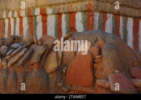 Basis einer mit farbigen Streifen bemalten Stätte, die die verschiedenen Stadien der menschlichen Existenz darstellen - Tange Dorf im Mustang District, Nepal Stockfoto