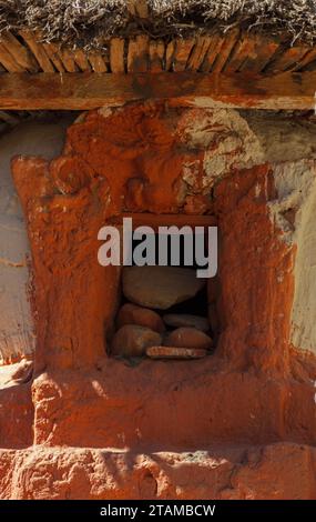 Basis einer mit farbigen Streifen bemalten Stätte, die die verschiedenen Stadien der menschlichen Existenz darstellen - Tange Dorf im Mustang District, Nepal Stockfoto