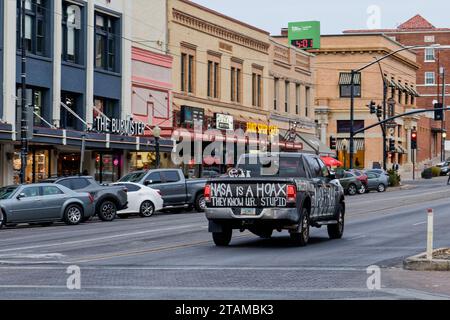 Prescott, AZ - 15. November 2023: Pick-Truck fährt durch die Innenstadt und sagt: „NASA ist ein Schwindel, sie kennen U R dumm“ und FlatEarth101.com. Stockfoto