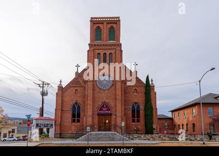 Prescott, AZ - 15. November 2023: Das Prescott Center for the Arts Theater befindet sich in der Sacred Heart Catholic Church und den Pfarrgebäuden, die sich in der Kirche befinden Stockfoto