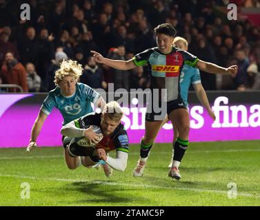 Harlequins Tyrone Green geht zum ersten Mal mit Marcus Smith (Spieler des Spiels) im Hintergrund während der Harlequins V Sale Sharks, Gallagher Premiership, Rugby, Twickenham Stoop, London, Dezember 2023. Foto: Gary Mitchell/Alamy Live News Stockfoto