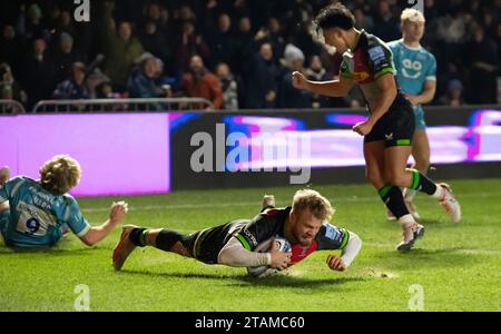 Harlequins Tyrone Green geht zum ersten Mal mit Marcus Smith (Spieler des Spiels) im Hintergrund während der Harlequins V Sale Sharks, Gallagher Premiership, Rugby, Twickenham Stoop, London, Dezember 2023. Foto: Gary Mitchell/Alamy Live News Stockfoto