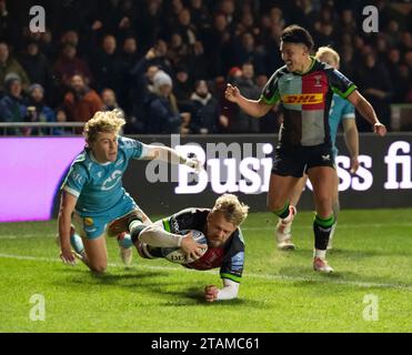 Harlequins Tyrone Green geht zum ersten Mal mit Marcus Smith (Spieler des Spiels) im Hintergrund während der Harlequins V Sale Sharks, Gallagher Premiership, Rugby, Twickenham Stoop, London, Dezember 2023. Foto: Gary Mitchell/Alamy Live News Stockfoto