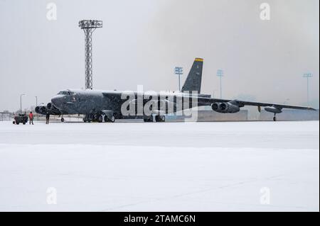 Die Crewchefs der 5th Aircraft Maintenance Squadron führen am 27. November 2023 auf einer B-52H Stratofortress auf der Minot Air Force Base, North Dakota, vor dem Flug Verfahren durch. 5. AMXS Crew Chiefs arbeiten rund um die Uhr bei jedem Wetter, um B-52H Stratofortress Feuerkraft auf Abruf bereitzustellen Luftwaffe Foto von Airman 1st Class Alexander Nottingham) Stockfoto