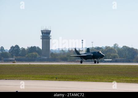 Ein F-35-Kampfflugzeug startet in der Ebbing Air National Guard Base, Arkansas, dort leitet das Air Force Installation and Mission Support Center den Bau von Einrichtungen zur Unterstützung der F-35 Pilotenausbildungsmission und richtet ein neues Ausbildungszentrum für Piloten aus Singapur und NATO-Ländern im Rahmen des F-35 Foreign Military Sales Programms ein. (Foto der U.S. Air National Guard von Tech. Sgt. Christopher Sherlock) Stockfoto