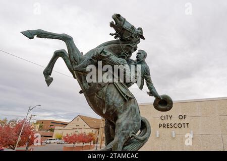 Prescott, AZ - 15. November 2023: Die Bronzeskulptur „Early Rodeo“ von Richard Terry erinnert an 100 Jahre Rodeo. Die Skulptur steht vor dem Presco Stockfoto