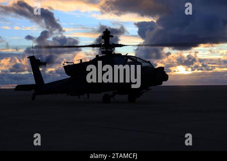 Piloten, die der 16. Combat Aviation Brigade zugeteilt wurden, führten am 29. November 2023 die Flight Deck Landing Practice (FDLP) mit ihren AH-64 Apachen auf der Marinestation Coronado in San Diego, Kalifornien, durch. Das 16. CAB wurde zur Naval Air Station North Island für Zertifizierungs-, Verifizierungs- und Validierungsübungen eingesetzt, um die Kenntnisse durch wiederholte Wiederholungen individueller und kollektiver Missionen sowie Umweltaufgaben zu verbessern Armeefoto von Sgt Keaton Habeck) Stockfoto