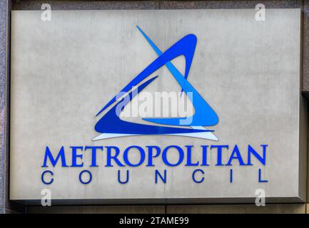 ST. PAUL, MN, USA – 19. NOVEMBER 2023: Außenansicht und Markenlogo des Metropolitan Council. Stockfoto