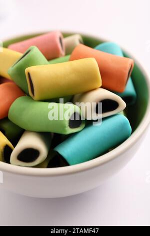 Schüssel mit leckeren Süßholzbonbons auf hellem Hintergrund, Nahaufnahme Stockfoto