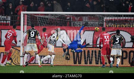 Monza, Italien. Dezember 2023. Adrien Rabiot (4. L) erzielte sein Tor während eines Fußballspiels der Serie A zwischen Monza und dem FC Juventus in Monza, Italien, am 1. Dezember 2023. Quelle: Alberto Lingria/Xinhua/Alamy Live News Stockfoto