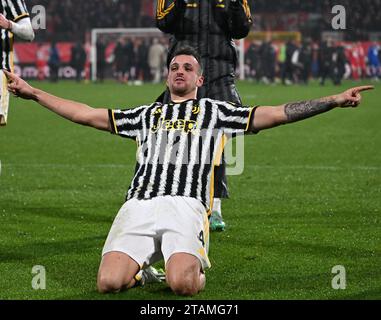 Monza, Italien. Dezember 2023. Der FC Juventus Federico Gatti feiert sein Tor während eines Fußballspiels der Serie A zwischen Monza und dem FC Juventus in Monza, Italien, am 1. Dezember 2023. Quelle: Alberto Lingria/Xinhua/Alamy Live News Stockfoto