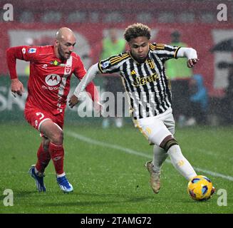 Monza, Italien. Dezember 2023. Weston McKennie (R) des FC Juventus streitet mit Luca Caldirola während eines Fußballspiels der Serie A zwischen Monza und dem FC Juventus in Monza, Italien, am 1. Dezember 2023. Quelle: Alberto Lingria/Xinhua/Alamy Live News Stockfoto