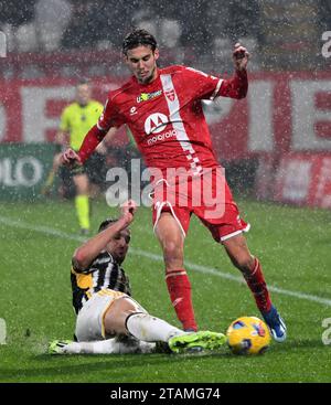 Monza, Italien. Dezember 2023. FC Juventus Federico Gatti (L) streitet mit Monzas Giorgos Kyriakopoulos während eines Fußballspiels der Serie A zwischen Monza und dem FC Juventus in Monza, Italien, am 1. Dezember 2023. Quelle: Alberto Lingria/Xinhua/Alamy Live News Stockfoto