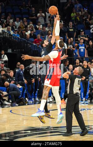 Orlando, Florida, USA, 29. November 2023, der Spieler Daniel Gafford #21 und Goga Bitadze #35 von Orlando Magic springen beim Eröffnungstipp im Amway Center um den Ball. (Foto: Marty Jean-Louis/Alamy Live News Stockfoto