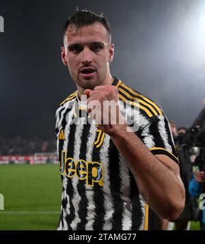 Monza, Italien. Dezember 2023. Der FC Juventus Federico Gatti feiert sein Tor während eines Fußballspiels der Serie A zwischen Monza und dem FC Juventus in Monza, Italien, am 1. Dezember 2023. Quelle: Alberto Lingria/Xinhua/Alamy Live News Stockfoto