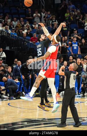 Orlando, Florida, USA, 29. November 2023, der Spieler Daniel Gafford #21 und Goga Bitadze #35 von Orlando Magic springen beim Eröffnungstipp im Amway Center um den Ball. (Foto: Marty Jean-Louis/Alamy Live News Stockfoto