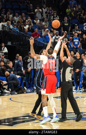 Orlando, Florida, USA, 29. November 2023, der Spieler Daniel Gafford #21 und Goga Bitadze #35 von Orlando Magic springen beim Eröffnungstipp im Amway Center um den Ball. (Foto: Marty Jean-Louis/Alamy Live News Stockfoto