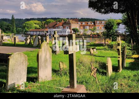 Graveyard of All Saints Church und Compleat Angler Hotel an der Themse kurz vor Sonnenuntergang in Marlow, Buckinghamshire, England, Großbritannien Stockfoto