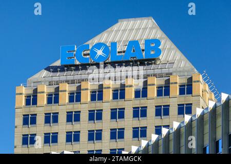 ST. PAUL, MN, USA – 19. NOVEMBER 2023: Hauptsitz und Markenlogo der Ecolab Corporation. Stockfoto