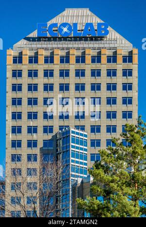 ST. PAUL, MN, USA – 19. NOVEMBER 2023: Hauptsitz und Markenlogo der Ecolab Corporation. Stockfoto