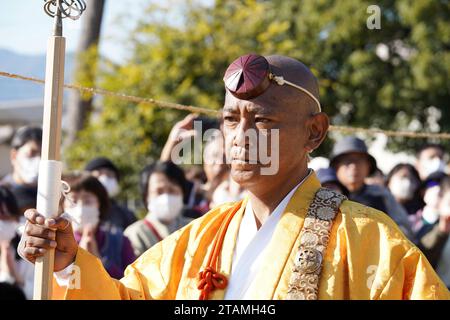 Kagawa, Japan - 23. November 2023: Heilige Lagerfeuer während des Japanischen, genannt Gomataki. Religiöses Lagerfeuer im Zentuji-Park, Kagawa. Stockfoto