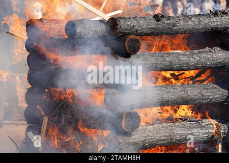 Kagawa, Japan - 23. November 2023: Heilige Lagerfeuer während des Japanischen, genannt Gomataki. Religiöses Lagerfeuer im Zentuji-Park, Kagawa. Stockfoto